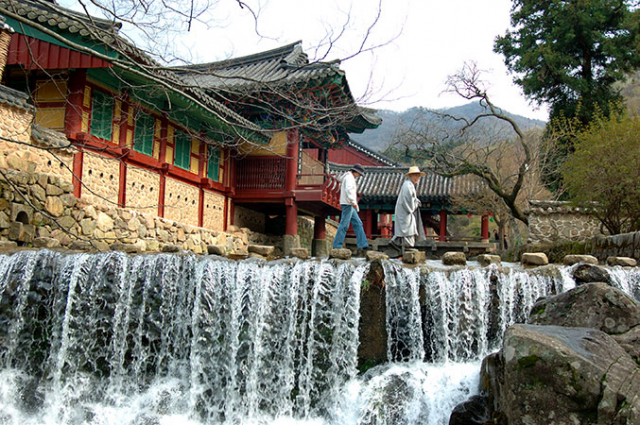 송광사 우화각 앞 전경. 송광사는 우리나라 조계종 3대 사찰, 8대 총림에 속하는 큰 절이다.