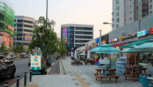 경북도청 신청사에는 지금까지 100만여 명이 다녀갔다. 매월 1천여 명의 관광객이 방문한 셈이다. 이처럼 경북도청을 비롯해 신도시로 사람들의 발걸음이 분주하다. 아파트가 들어서고, 상가와 학교 등 정주 여건이 자리 잡으면서 신도시 인구 증가세는 충남 내포 신도시 인구 증가세보다 빠른 추세다. 매일신문 DB
