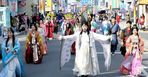 2018 대가야체험축제가 가야문화의 세계화, 동서 화합 등을 목적으로 12~15일 개최된다. 지난해 축제 당시 거리 퍼레이드 장면. 고령군 제공
