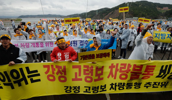 고령군민 1천여 명이 4일 오후 대구 달성군 다사읍과 고령군 다산면을 잇는 강정고령보 우륵교의 차량 통행 허용을 요구하며 교량 위를 행진하고 있다. 군민들은 3천여억원으로 만든 강정고령보의 차량 통행을 허용하라고 정부에 요구했다. 우태욱 기자 woo@msnet.co.kr
