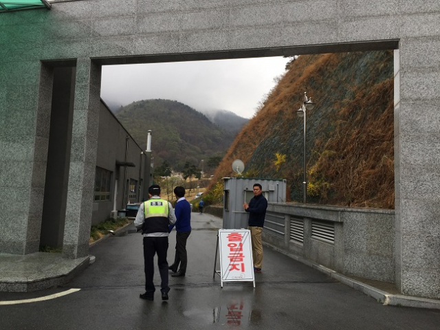 5일 오후 2시47분께 칠곡군 가산면 학하리 가산CC 골프장 인근에 전투기 F15K 1대가 추락했다. 사고 현장이 통제된 모습. 독자 제보