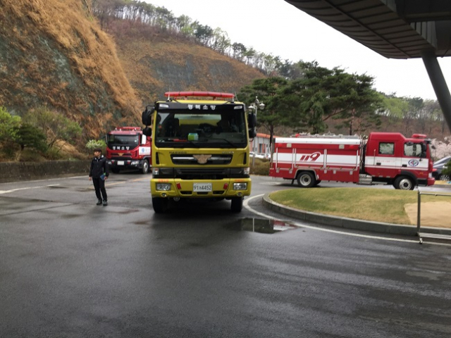 5일 오후 2시47분께 칠곡군 가산면 학하리 가산CC 골프장 인근에 전투기 F15K 1대가 추락했다. 소방당국이 현장에 출동한 모습. 독자 제보
