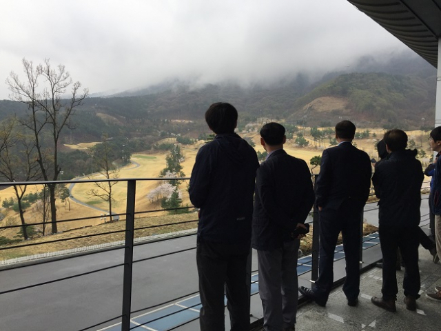 5일 오후 2시47분께 칠곡군 가산면 학하리 가산CC 골프장 인근에 전투기 F15K 1대가 추락했다. 가산CC 골프장에 모인 사람들이 희뿌연 연기가 가득한 사고 현장을 지켜보고 있다. 독자 제보