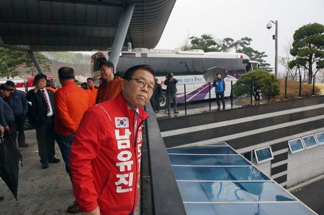 5일 오후 2시 47분께 경북 칠곡군 가산면 학하리에서 F-15K 전투기로 추정되는 비행기가 추락해 경찰과 소방당국이 출동했다. 자유한국당 남유진 경북도지사 예비후보가 오후 4시경 현장을 찾아 사고 지점을 바라보고 있다. 사진 장성혁 기자