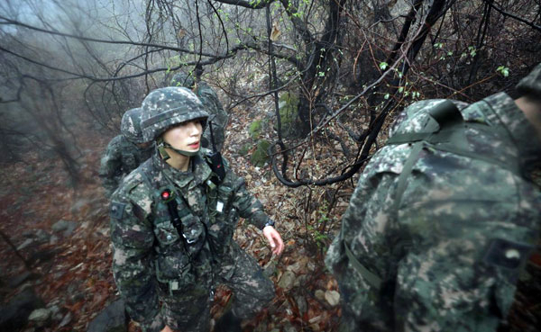 5일 오후 2시 38분쯤 경북 칠곡군 가산면 학하리 유학산 자락에 F-15K 전투기 추락 사고가 발생, 긴급 출동한 군 병력이 수색작업을 벌이고 있다. 김영진 기자 kyjmaeil@msnet.co.kr