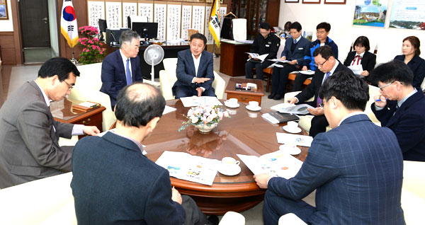 박노욱(가운데) 봉화군수와 이응세(박 군수 왼쪽) 한약진흥재단 원장, 관계자 등이 참석한 가운데 봉화군이 추진하는 한의학 특화사업을 논의하고 있다. 봉화군 제공