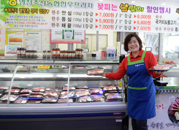 영천시 금호읍 교대리 영천축협 한우프라자에서 직원 이영순(56) 씨가 한우고기를 선보이고 있다. 민병곤 기자