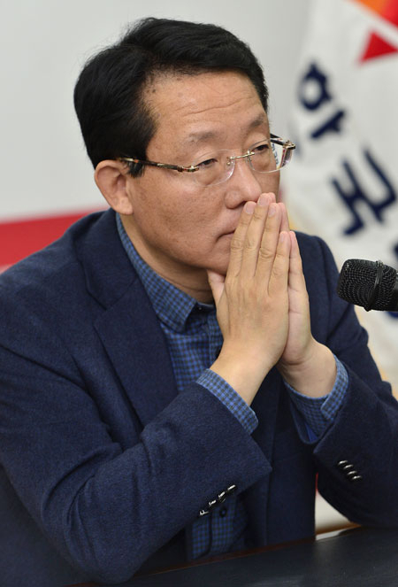 김상훈 자유한국당 대구시당 공천관리위원장이 5일 대구시당에서 지방선거 공천 관련 긴급기자회견을 하던 중 잠시 생각에 잠겨 있다. 성일권 기자 sungig@msnet.co.kr