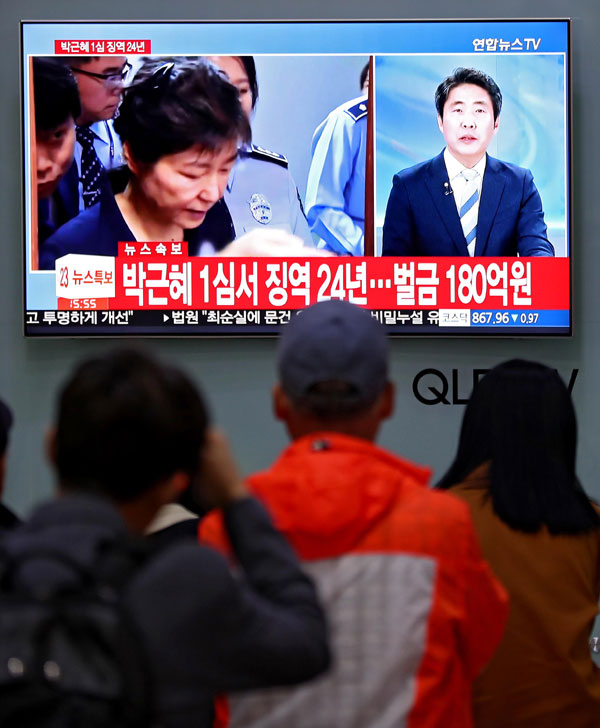 6일 오후 동대구역 대합실에서 시민들이 박근혜 전 대통령의 1심 선고 공판 생중계를 지켜보고 있다. 이날 김세윤 서울중앙지법 부장판사는 미르