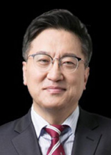 서울대 농경제학과 및 동 대학원 수료. 새천년민주당 정책위 부의장. 정치평론가. 황장수 미래경영연구소 소장