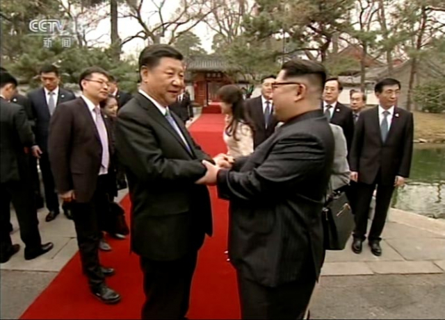 김정은(앞 오른쪽) 북한 노동당 위원장이 시진핑 중국 국가주석과 베이징의 댜오위타이 국빈관에서 악수하는 모습으로 지난달 28일(현지시간) 중국중앙(CC)TV 화면에서 캡처한 사진. 일본 요미우리신문은 8일 김 위원장이 시 주석과 회담할 때 