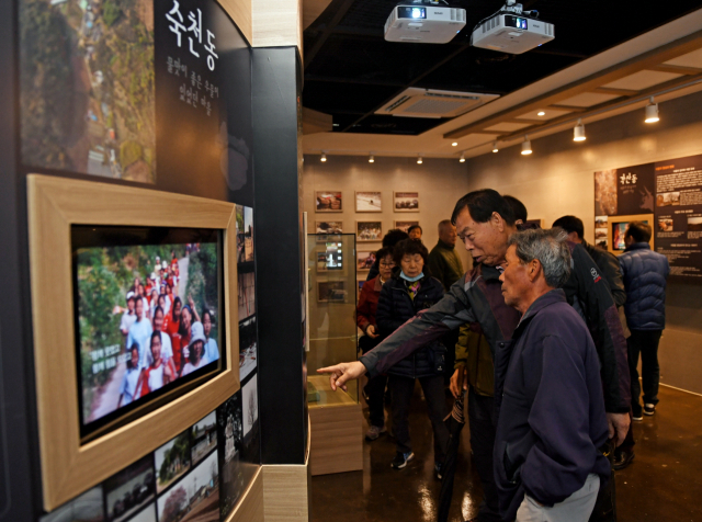 대구 동구 신서중앙공원 일대에 마련된 고향관에서 사라진 9개 부락 실향민들이 전시관을 둘러보고 있다. 대구 동구청 제공