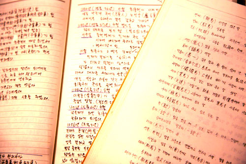 객주문학관 전시실에는 김 작가의 집필 배경과 과정에 대해 상세하게 전시돼 있다. 김 작가가 쓰던 필기도구와 원고지 등은 물론 그가 지금까지 문학 활동을 하면서 걸어온 발자취가 소개돼 있다.