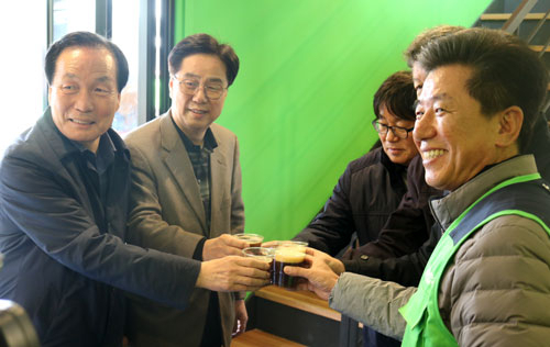 김주수(사진 맨 왼쪽) 의성군수와 이선하(왼쪽 두 번째) 경운대 단장, 손현봉(맨 오른쪽) 상인회장이 의성 흑마늘 수제맥주로 건배를 하고 있다. 경운대 제공