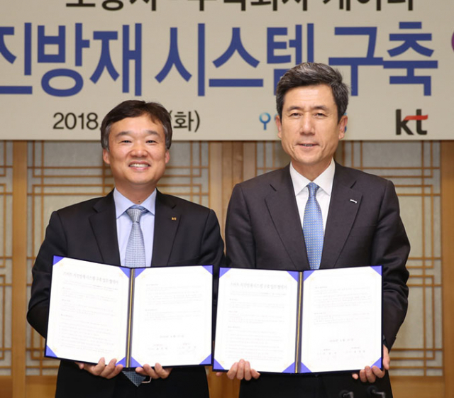 이강덕(오른쪽) 포항시장과 황창규 KT 회장이 10일 포항시청 중회의실에서 