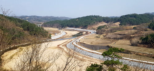 경북도는 올해까지 102억원을 들여 울진군 평해읍 평해리 일대에 제방을 정비하고 교량을 개축하는 하천재해예방사업을 벌이고 있다. 경북도 제공