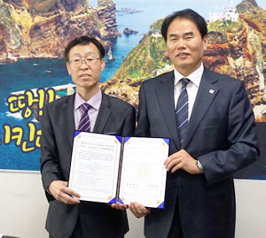 김경원(오른쪽) 경북도 해양수산국장과 심상영 김천다수초등학교장이 기념사진을 찍고 있다. 경북도 제공