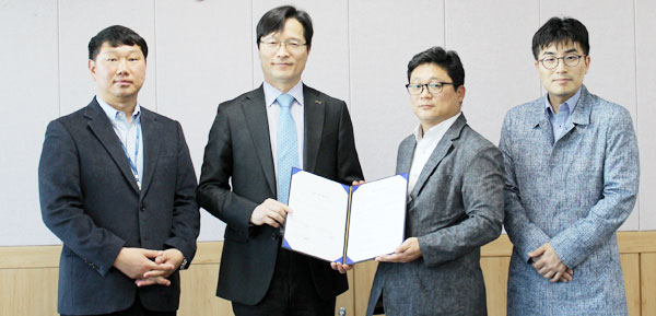 박효덕(왼쪽 두 번째) 구미전자정보기술원장과 김봉석(왼쪽 세 번째) 티엔에스(주) 대표를 비롯한 연구원들이 
