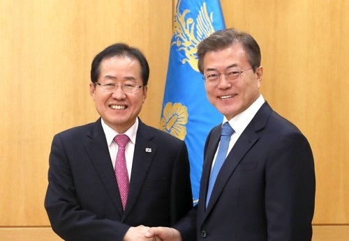 문재인 대통령이 13일 오후 청와대에서 자유한국당 홍준표 대표를 만나 악수하고 있다. [청와대 제공=연합뉴스]