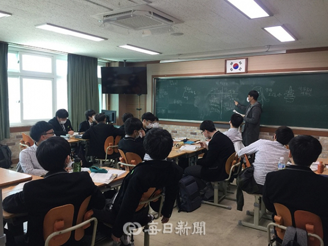 영주제일고 학생들이 마스크를 쓰고 수업을 받고 있다.