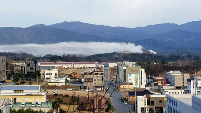 13일 SK머티리얼즈 가스 누출 현장이 사진에 포착됐다. 영주시 가흥산업단지에 있는 SK머티리얼즈 가스 생산공장에서 누출된 유독가스가 흰띠를 그리며 바람을 타고 흐르고 있다. 이 사진은 영주경찰서 방향에서 촬영했다. 영주 봉화 마경대 기자