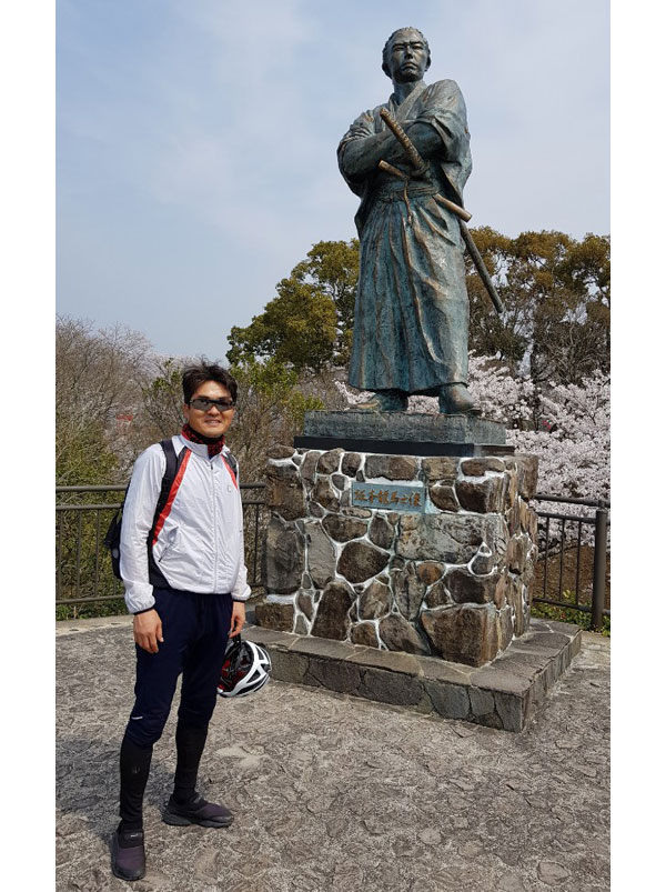 사카모토 료마 동상 앞에서.