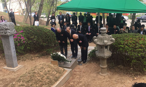 13일 일제강점기 개척농민으로 수성못 축조를 주도한 미즈사키 린타로의 추모식에서 참석자들이 묘역에 헌화하고 있다.