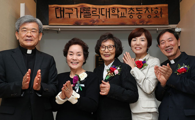 14일 대구 중구 계산동 매일신문 빌딩 지하 1층에서 열린 대구가톨릭대학교 총동창회 사무실 이전 현판식 및 개소식. 왼쪽부터 김정우 대구가톨릭대 총장, 김계남 총동창회장, 이주강 수석부회장, 이향이 부회장, 박영봉 대구가톨릭대 사무처장.