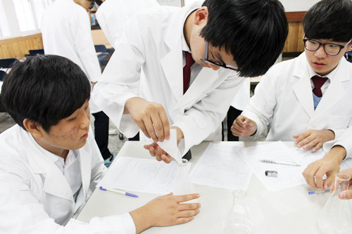 과학중점학교인 경상고에서 학생들이 직접 실험을 통해 과학 원리를 탐구하고 있다. 경상고 제공