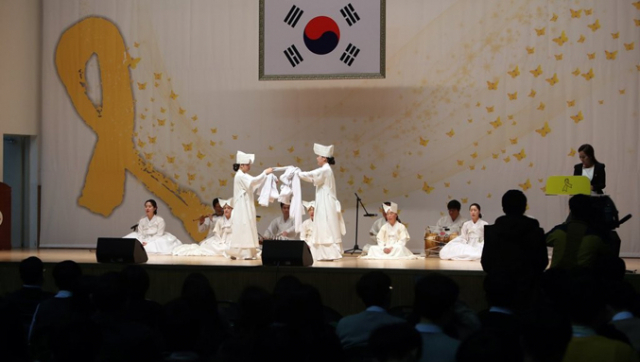 16일 전남 진도군 진도읍 진도체육관에서 세월호 참사 4주기 추모식이 열려 희생자 넋을 위로하는 씻김굿 공연이 펼쳐지고 있다. 연합뉴스