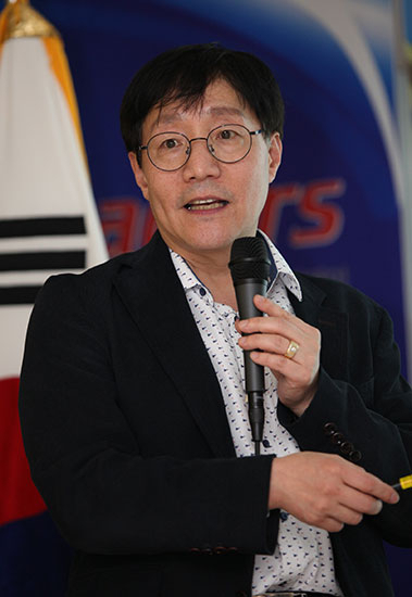 16일 오후 매일신문 8층 강의실에서 열린 매일 탑 리더스 아카데미에서 김범준 교수가 강연하고 있다.