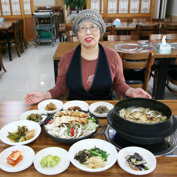 닭과 송이버섯의 절묘한 조합으로 맛깔스러운 음식을 만들어내는 청송 \