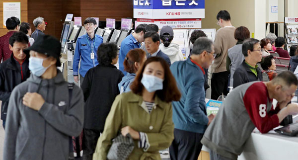 미세먼지와 황사 영향으로 호흡기 질환자들이 부쩍 늘어난 가운데 16일 오전 경북대학교병원에 진료 환자들이 붐비고 있다. 김영진 기자 kyjmaeil@msnet.co.kr