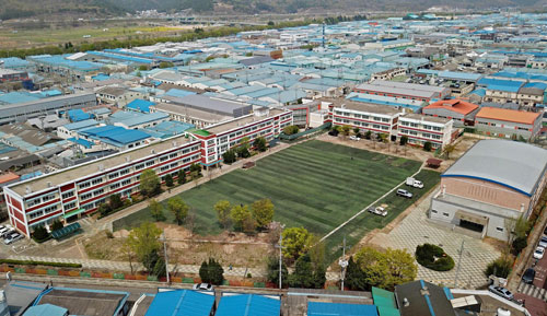 대구 북구 노원동 3공단 내에 있는 옛 삼영초등학교 전경. 대구시가 이곳 땅을 매입해 공원으로 만들 계획이지만, 매입 가격을 두고 교육청과 갈등을 겪고 있다. 김영진 기자 kyjmaeil@msnet.co.kr