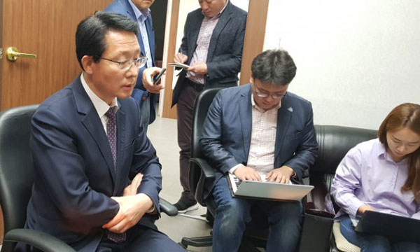 김상훈 자유한국당 대구시당 공천관리위원장이 17일 동구청장 후보 공천과 관련, 브리핑을 하고 있다. 연합뉴스