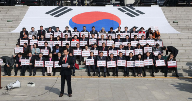자유한국당 김성태 원내대표를 비롯한 당직자들이 17일 국회 본청 앞에서 의원총회를 하고 있다. 연합뉴스