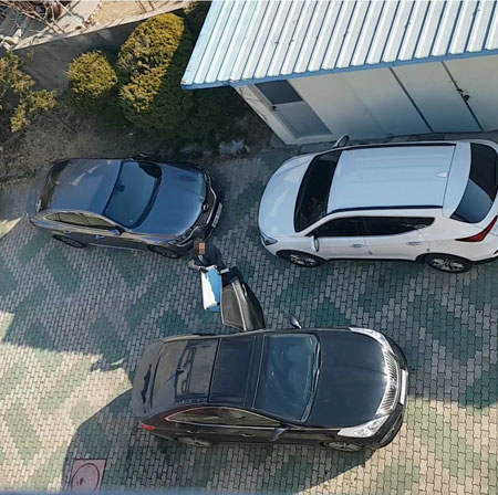 제보자가 제공한 동영상에는 A씨가 학교 용품인 간이책상을 개인 승용차에 옮겨싣는 장면이 담겨 있다.