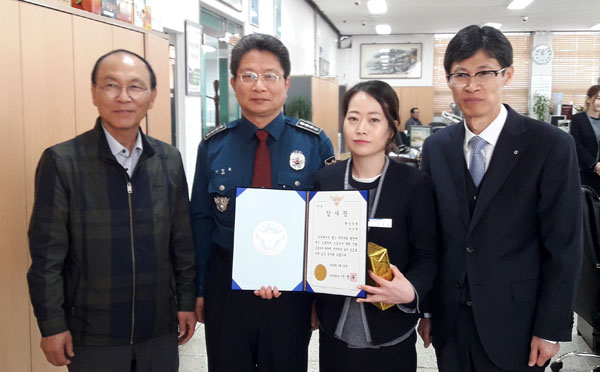 군위경찰서는 전화 금융사기를 예방한 군위군 팔공농협 직원(오른쪽에서 두 번째)에게 감사패를 전달했다. 군위경찰서 제공