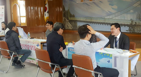 봉화경찰서 직원들이 전문의들과 스트레스 검진 상담을 하고 있다. 봉화서 제공