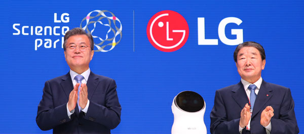 문재인 대통령이 20일 오전 서울 강서구 마곡동 LG 사이언스파크 개장식에 참석해 오픈 세리머니를 마친 뒤 구본준 LG 부회장과 박수를 치고 있다. 연합뉴스