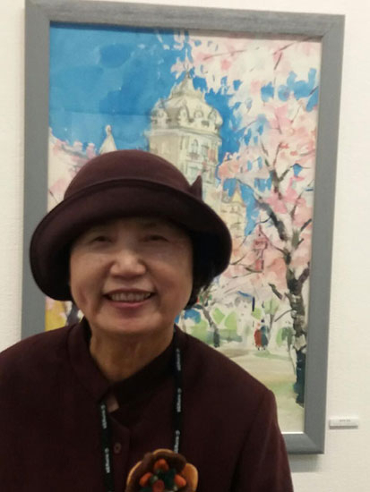 작품 앞에 선 이정은 화백
