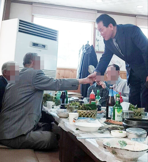 이정백 상주시장이 지난 10일 대한노인회상주시지회 간부들과 오찬에 앞서 A지회장과 악수를 나누고 있다. 정부개혁시민연대 제공