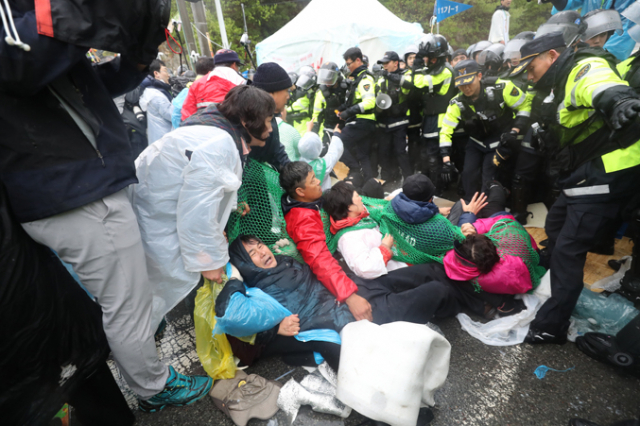 23일 오전 경북 성주군 초전면 소성리 사드(THAAD·고고도 미사일 방어체계) 기지 인근 진밭교에서 경찰이 사드기지 건설 반대 단체 주민을 해산 시키고 있다. 연합뉴스