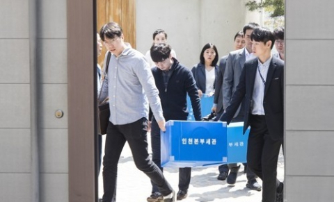 지난 21일 오후 조현민 대한항공 전무와 조현아·원태 3남매 등 한진그룹 총수일가의 자택에서 관세청 관계자들이 압수수색 물품을 들고 나서고 있다. 자료사진 연합뉴스