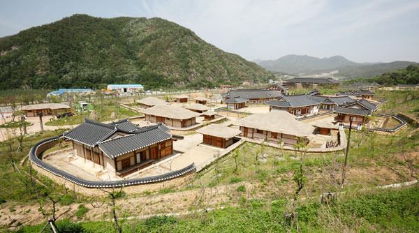 주왕산국립공원 앞에는 대명리조트 청송과 함께 청송지역 실제 존재하는 고택들을 모델로 한 민예촌이 자리하고 있다. 청송군 제공