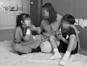 자궁경부암 후유증으로 심한 장협착 증세가 있어 일을 하기 어려운 최윤희(가명·30) 씨는 홀로 서태호(가명·9), 주희(가명·7) 두 아이를 키우고 있다. 주택보증금조차 없는 가운데 1천만원 정도의 부채가 있고 주희 양은 언어발달도 많이 느려 치료가 필요하다. 김영진 기자 kyjmaeil@msnet.co.kr