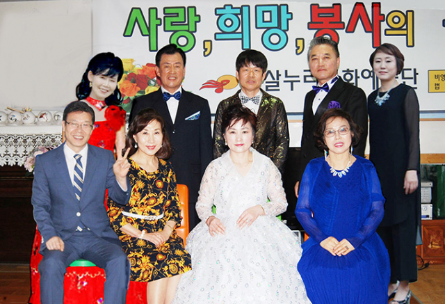 햇살누리문화예술단은 지난 14일 영천 실버요양원에서 가요, 국악, 민요, 스탠딩 코미디 등 공연 봉사를 했다. 햇살누리문화예술단 제공