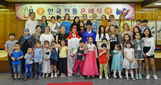 대한적십자사 대구지사 별관에서 결혼식을 올린 튤레네바 잔나 씨와 곽명수 씨 부부가 사진 촬영을 하고 있다.