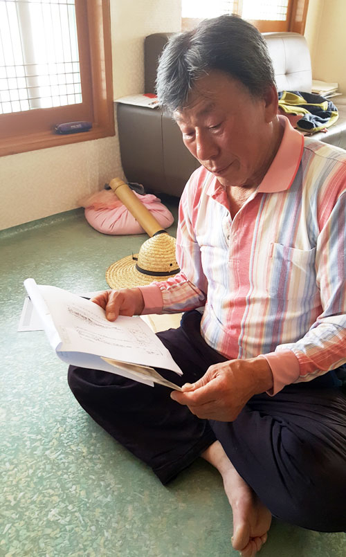독도피격사건 희생자의 아들인 박용길 씨가 아버지의 사망내용이 담겨 있는 재적증명서류에 대해 설명하고 있다. 박 씨의 아버지는 현재 기록이 남겨져 있는, 독도에서의 최초 사망자이다.