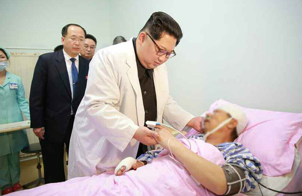 김정은 북한 국무위원장이 북한에서 발생한 중국인 관광객들의 교통사고와 관련, 병원을 찾아 부상자들의 치료 상황을 살펴봤다고 조선중앙TV가 24일 보도했다. 연합뉴스